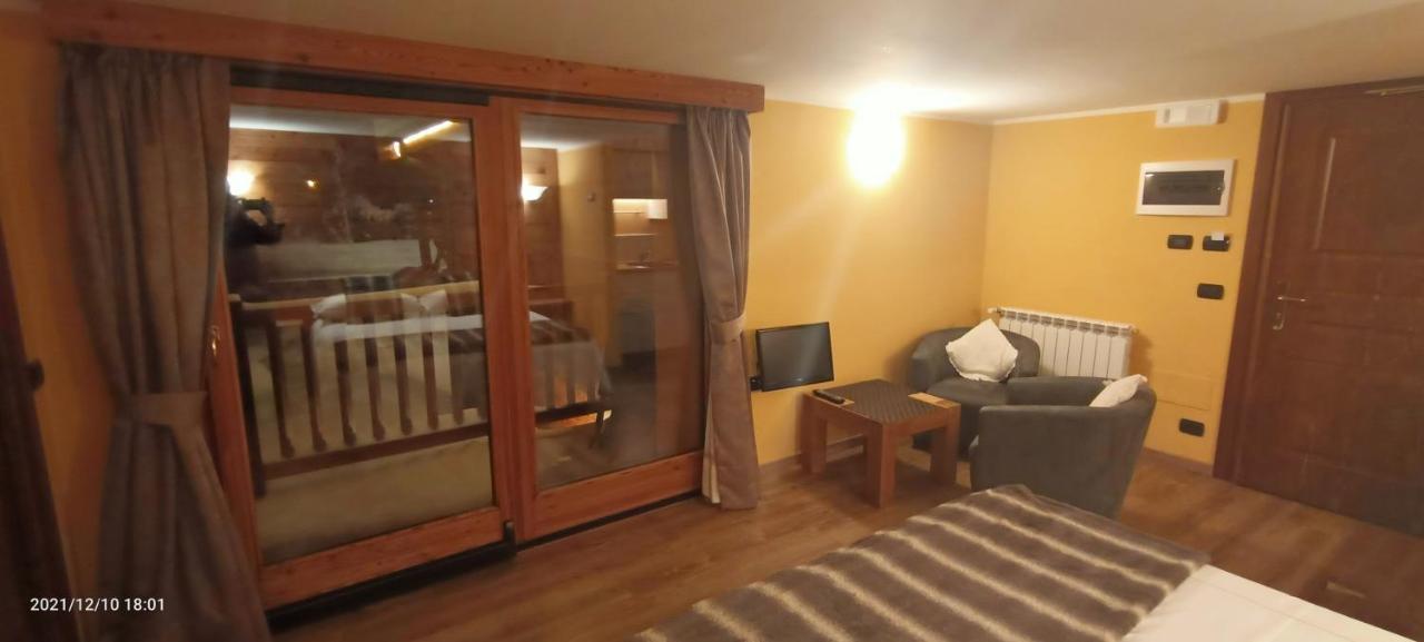 Chalet Alpina Hotel & Apartments La Thuile Exteriör bild