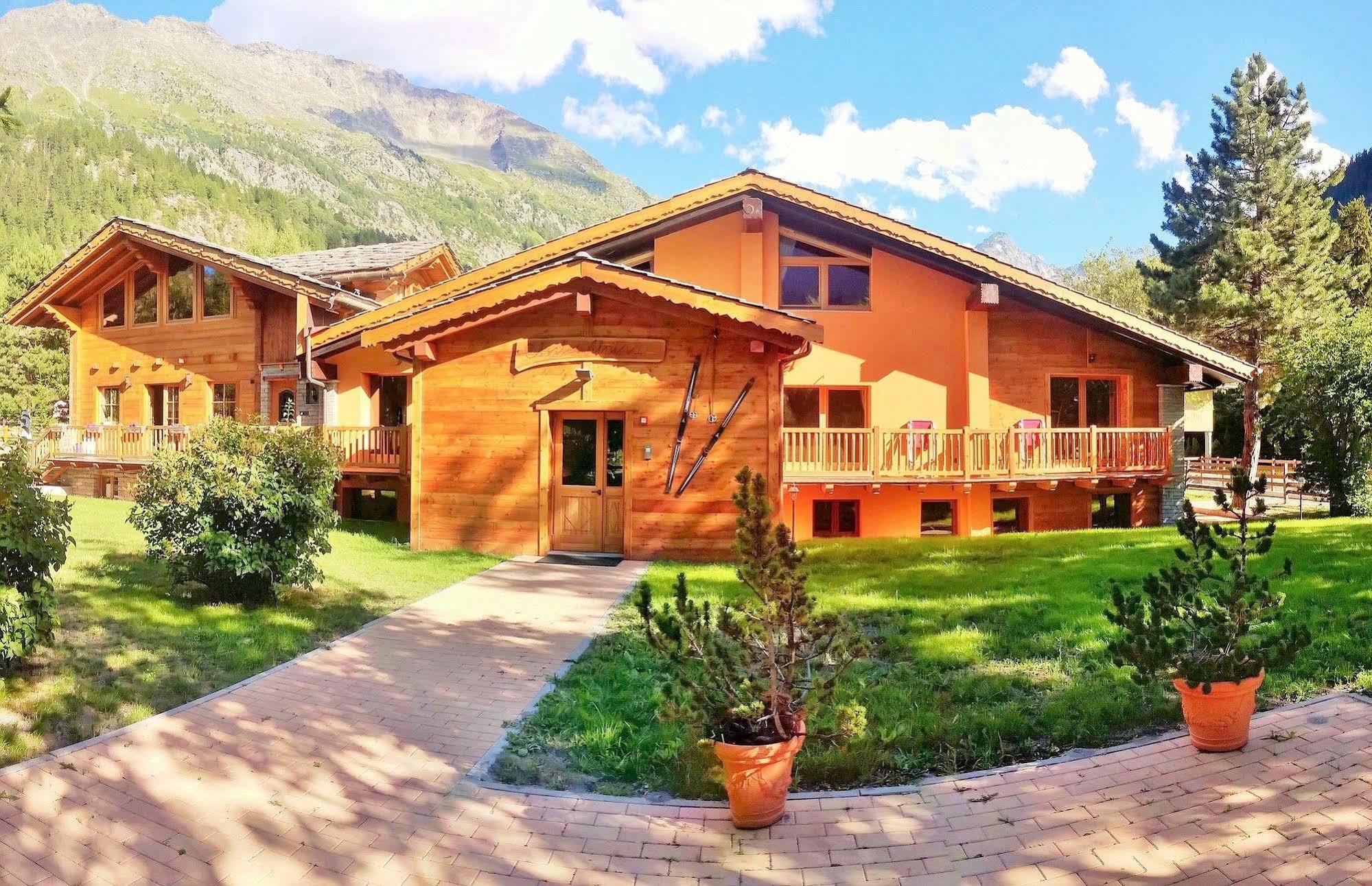 Chalet Alpina Hotel & Apartments La Thuile Exteriör bild