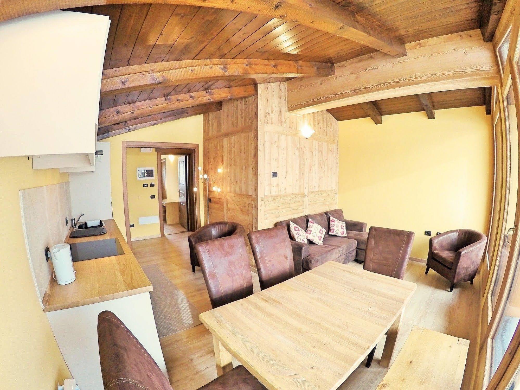 Chalet Alpina Hotel & Apartments La Thuile Exteriör bild