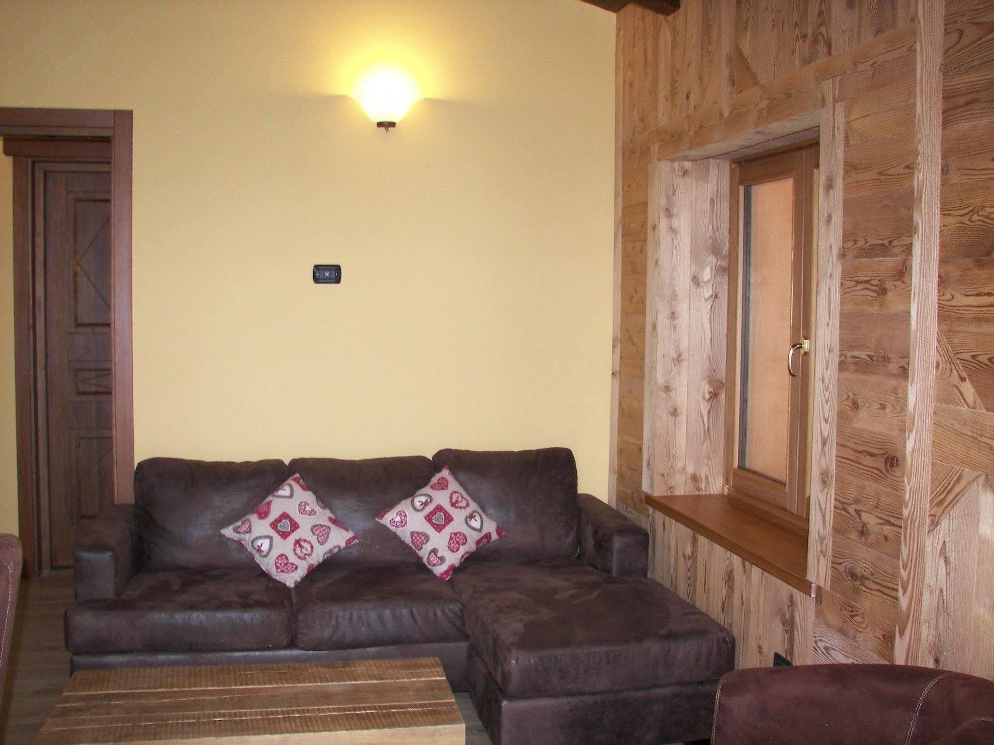 Chalet Alpina Hotel & Apartments La Thuile Exteriör bild