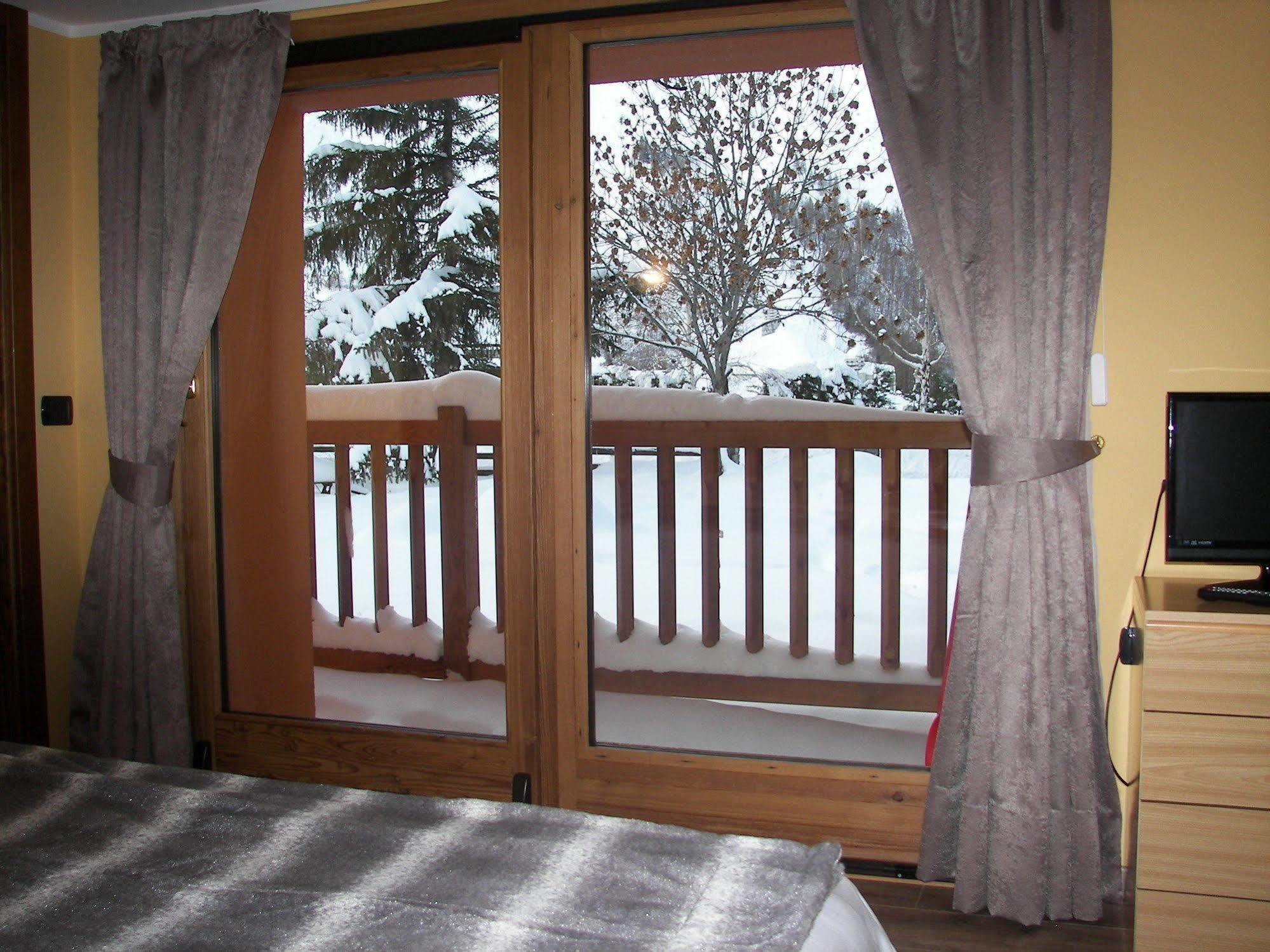 Chalet Alpina Hotel & Apartments La Thuile Exteriör bild